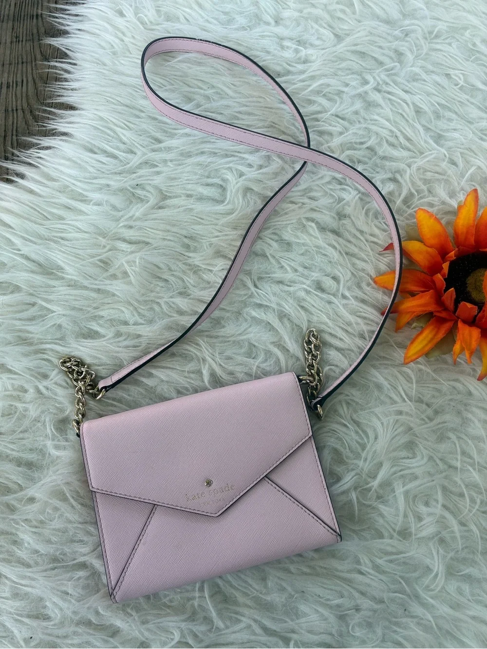 🌺Kate spade Pale Pink saffiano Leather Chain-Strap envelope Crossbody bag🌺